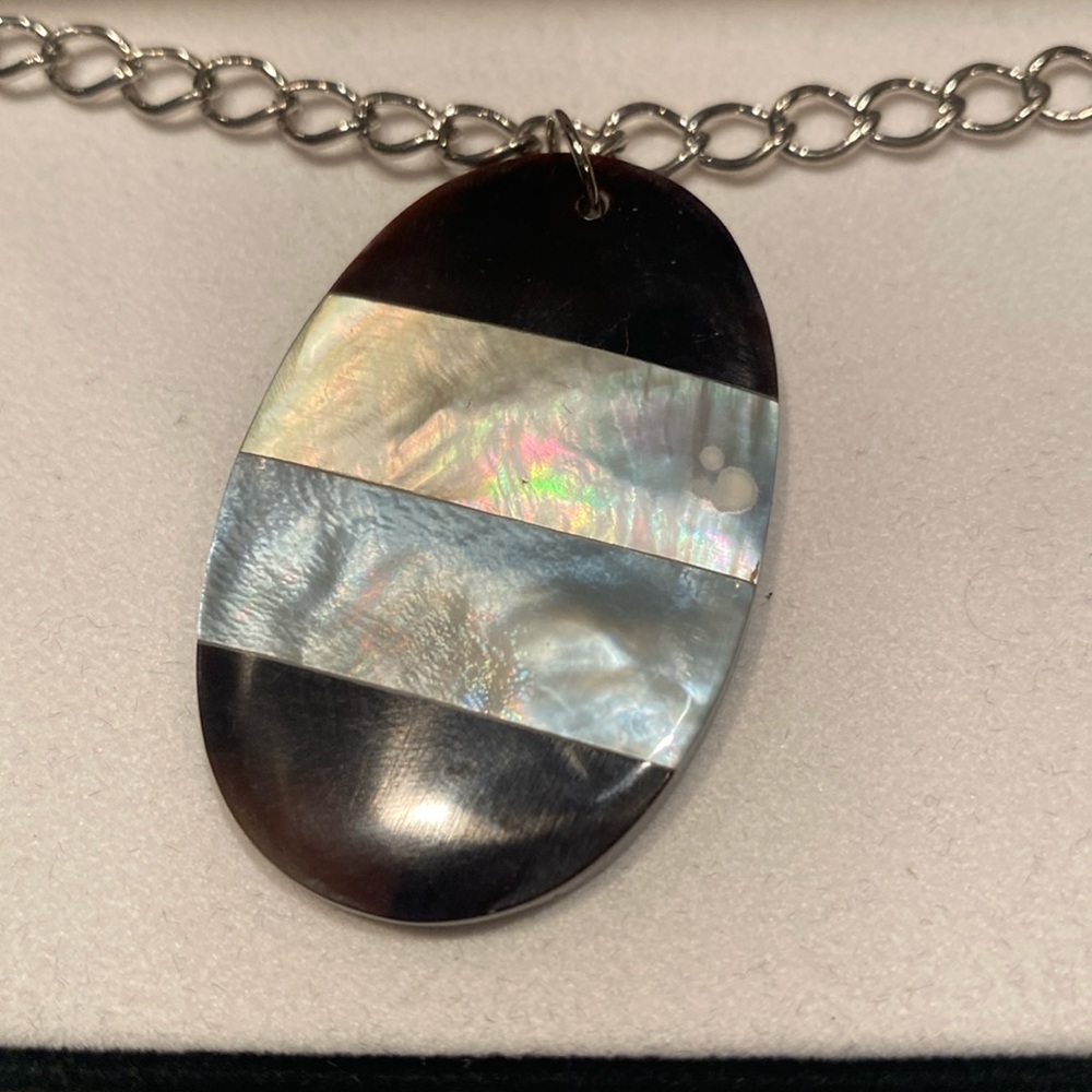 NIB Faux Abalone pendant on Silvertone link chain